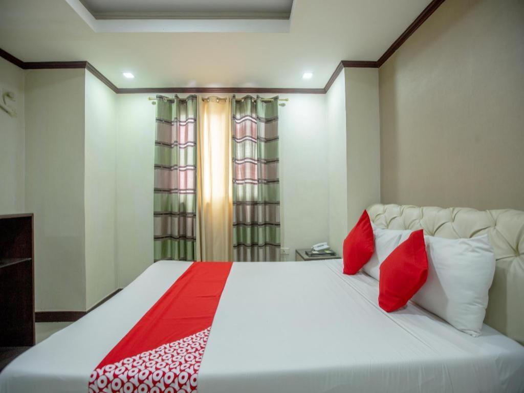 โรงแรมโอโย 700 พีเจ อินน์ อังเฮเลส ภายนอก รูปภาพ
