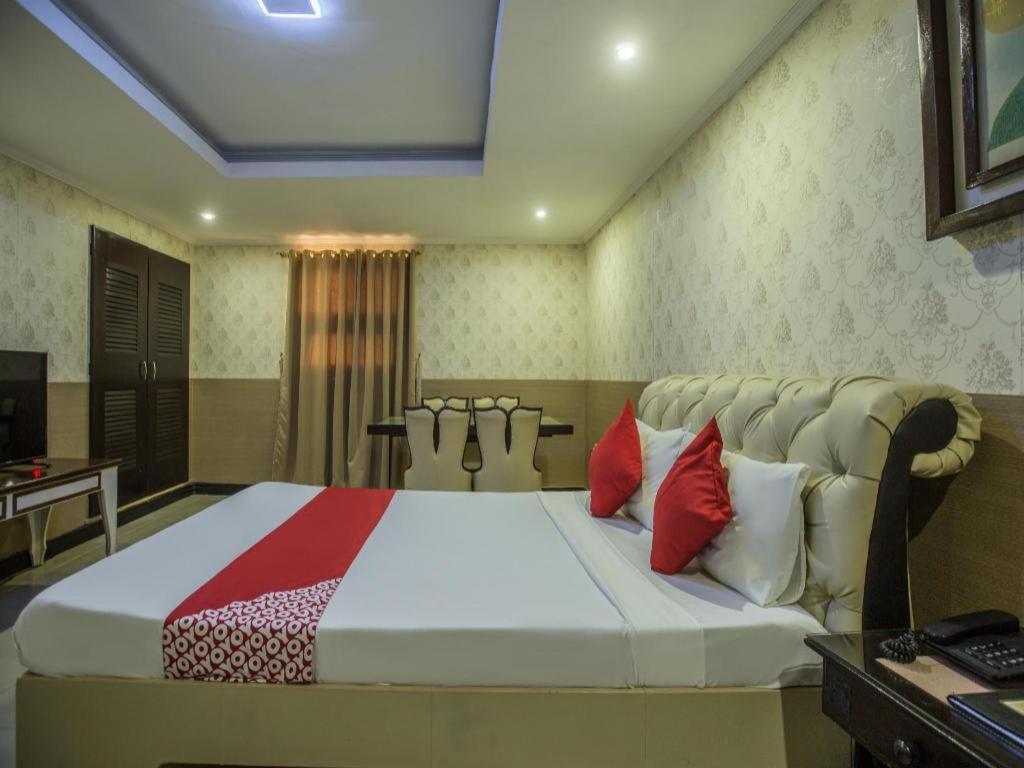 โรงแรมโอโย 700 พีเจ อินน์ อังเฮเลส ภายนอก รูปภาพ