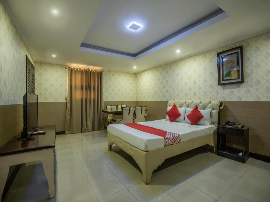 โรงแรมโอโย 700 พีเจ อินน์ อังเฮเลส ภายนอก รูปภาพ