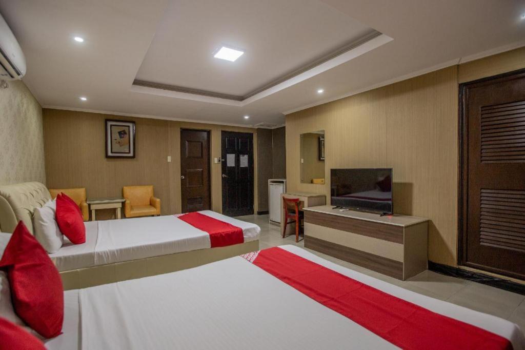 โรงแรมโอโย 700 พีเจ อินน์ อังเฮเลส ภายนอก รูปภาพ