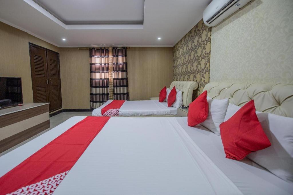 โรงแรมโอโย 700 พีเจ อินน์ อังเฮเลส ภายนอก รูปภาพ