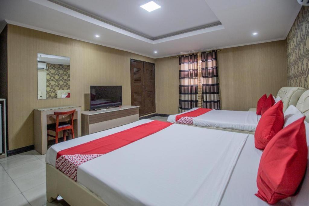 โรงแรมโอโย 700 พีเจ อินน์ อังเฮเลส ภายนอก รูปภาพ