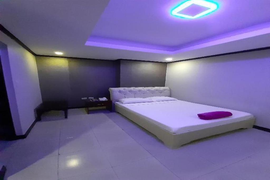 โรงแรมโอโย 700 พีเจ อินน์ อังเฮเลส ภายนอก รูปภาพ
