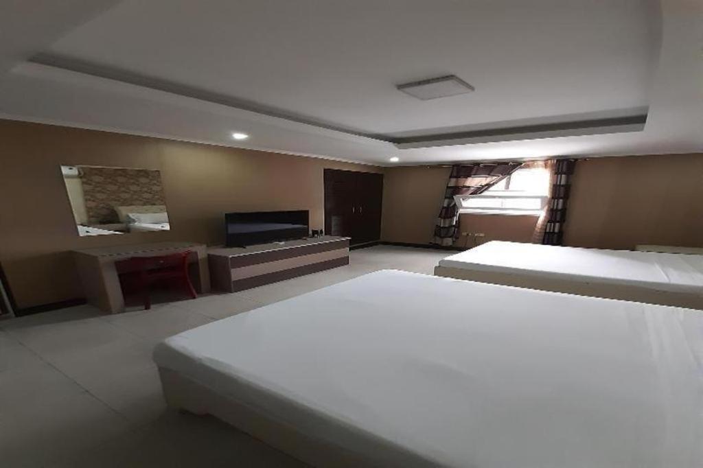 โรงแรมโอโย 700 พีเจ อินน์ อังเฮเลส ภายนอก รูปภาพ