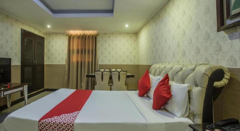 โรงแรมโอโย 700 พีเจ อินน์ อังเฮเลส ภายนอก รูปภาพ