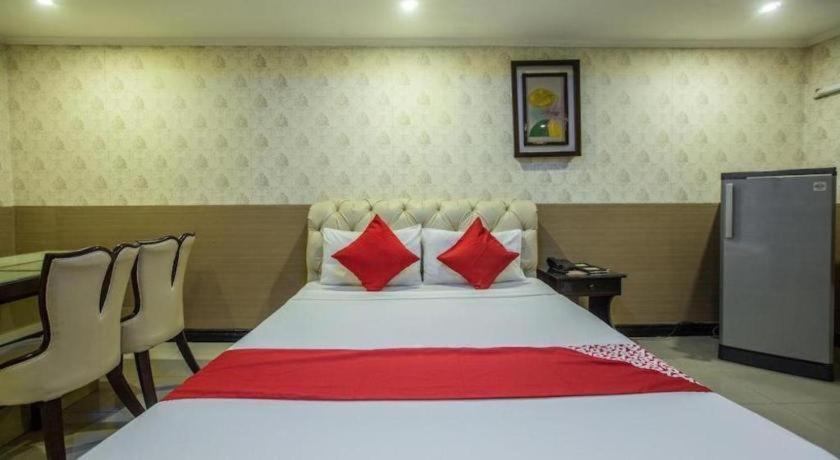 โรงแรมโอโย 700 พีเจ อินน์ อังเฮเลส ภายนอก รูปภาพ