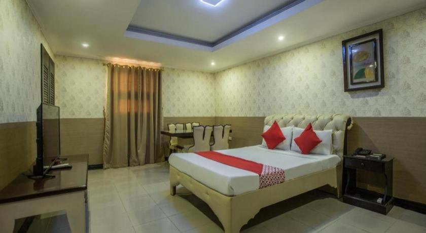 โรงแรมโอโย 700 พีเจ อินน์ อังเฮเลส ภายนอก รูปภาพ