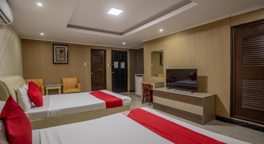 โรงแรมโอโย 700 พีเจ อินน์ อังเฮเลส ภายนอก รูปภาพ