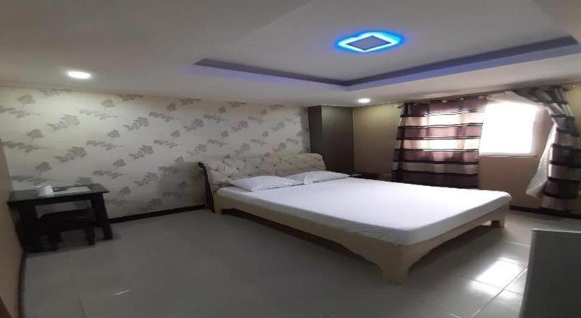 โรงแรมโอโย 700 พีเจ อินน์ อังเฮเลส ภายนอก รูปภาพ