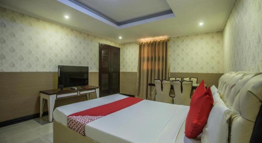 โรงแรมโอโย 700 พีเจ อินน์ อังเฮเลส ภายนอก รูปภาพ