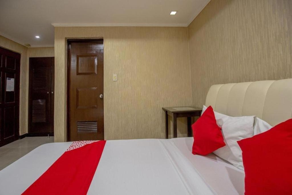 โรงแรมโอโย 700 พีเจ อินน์ อังเฮเลส ภายนอก รูปภาพ
