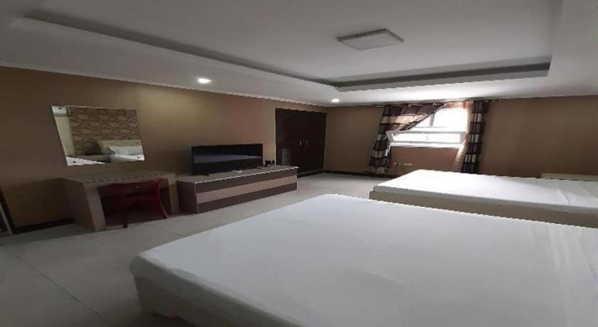 โรงแรมโอโย 700 พีเจ อินน์ อังเฮเลส ภายนอก รูปภาพ