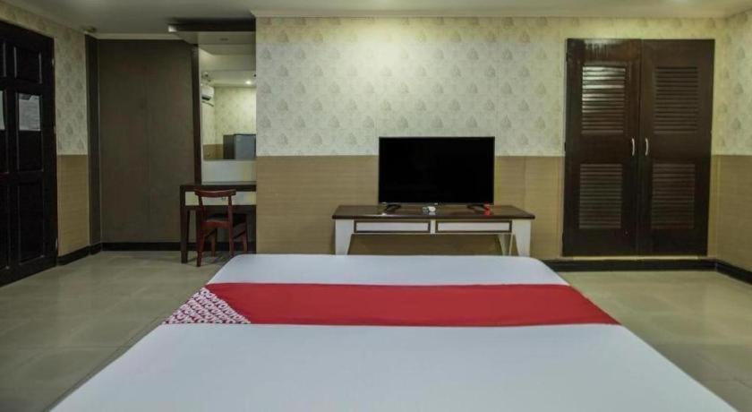 โรงแรมโอโย 700 พีเจ อินน์ อังเฮเลส ภายนอก รูปภาพ