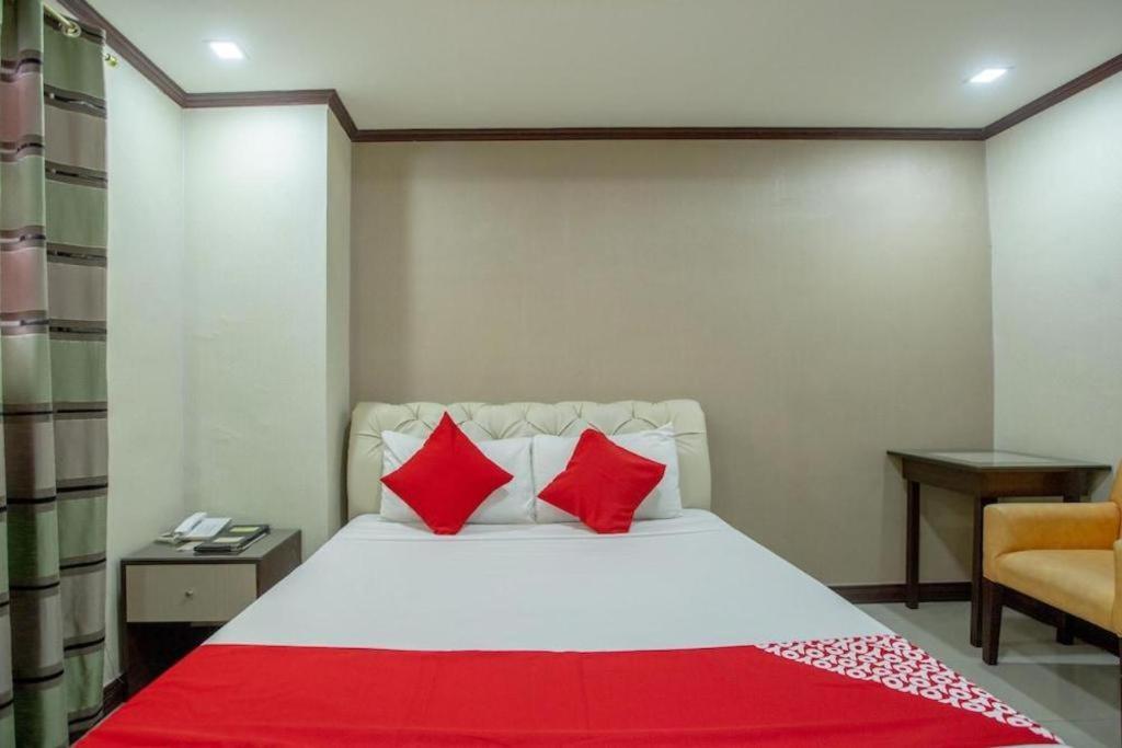โรงแรมโอโย 700 พีเจ อินน์ อังเฮเลส ภายนอก รูปภาพ