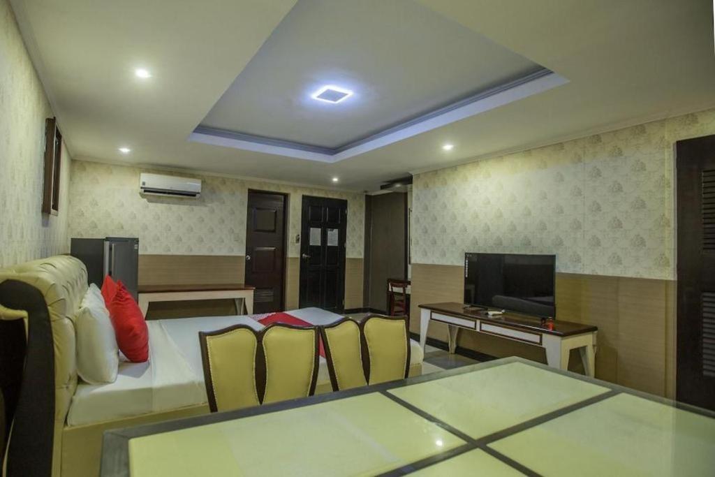 โรงแรมโอโย 700 พีเจ อินน์ อังเฮเลส ภายนอก รูปภาพ