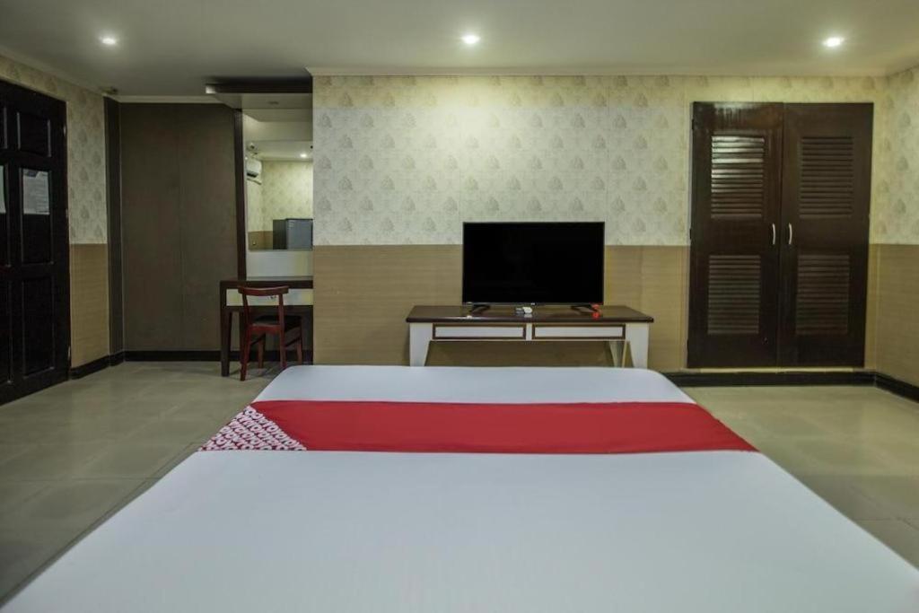 โรงแรมโอโย 700 พีเจ อินน์ อังเฮเลส ภายนอก รูปภาพ